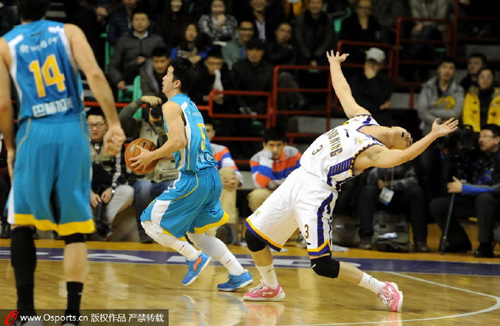  三球鲍尔全能表现黄蜂末节逆转击败公牛